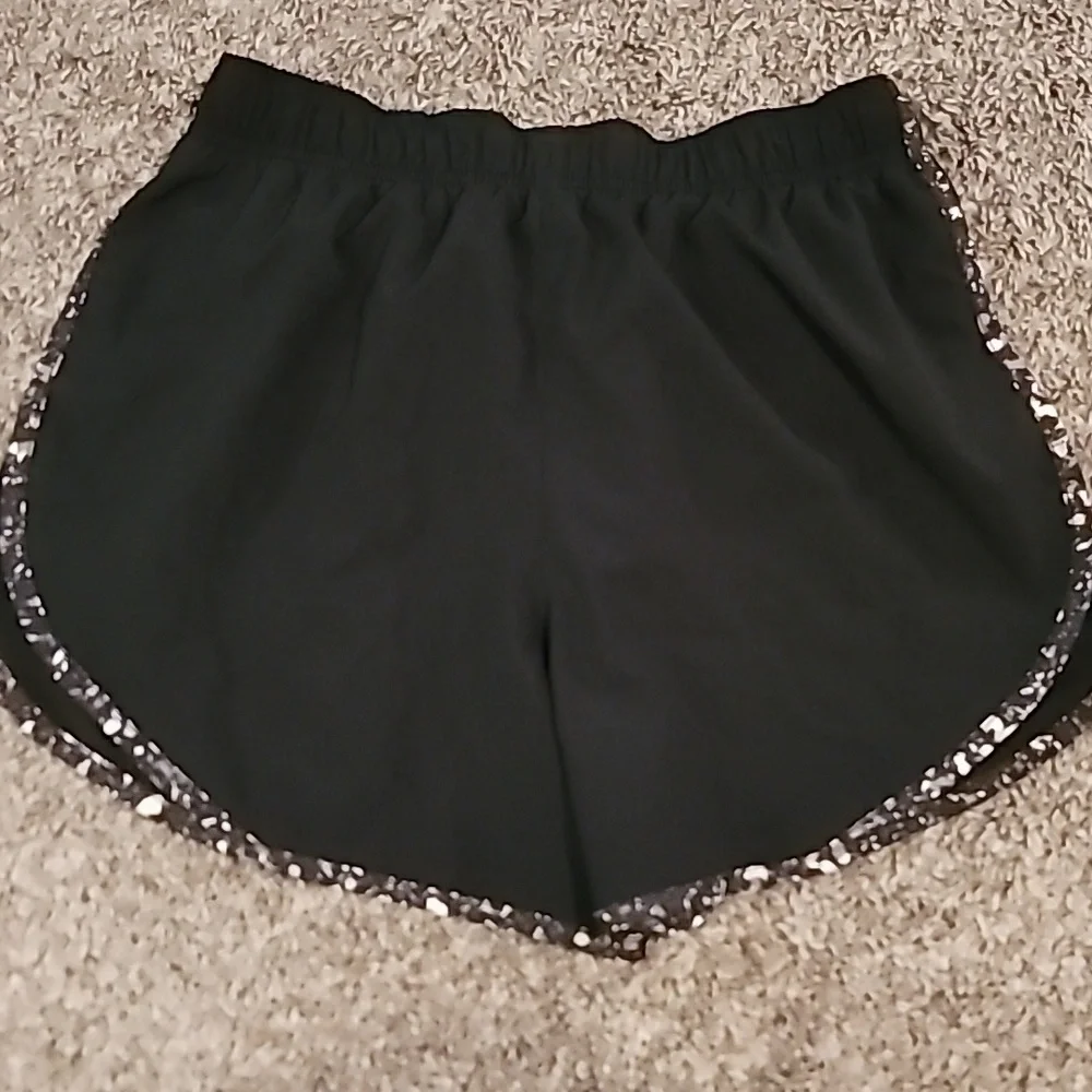 STUNNING NIKE TEMPO DRIFIT RUNNING SHORTS CURVED HEM WITH MESH - Picture 7 of 9